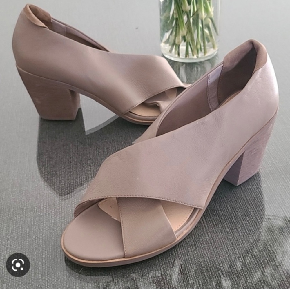 Kelsi Daggar Kacey Sandal
